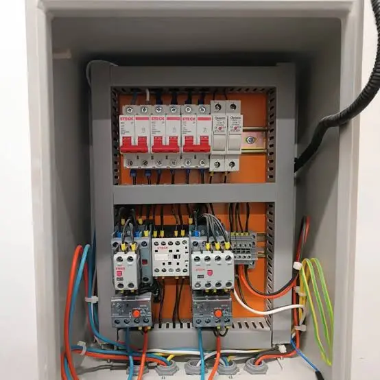 Instalación de panel centralizado de paneles eléctricos